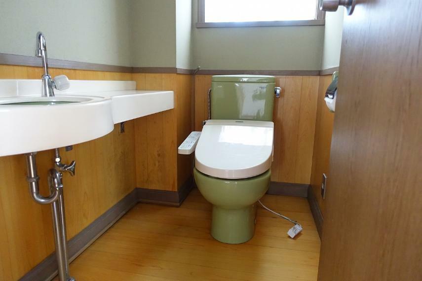 1階トイレ、温水洗浄便座付き