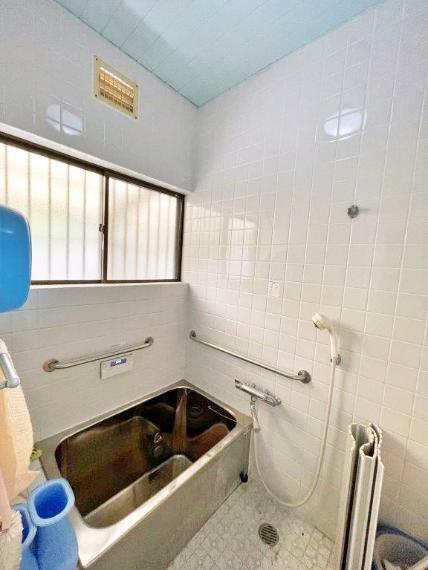 浴室 窓付きで換気ができます。通気性が悪いとカビや湿気の原因となり健康にもよくないそうです。
