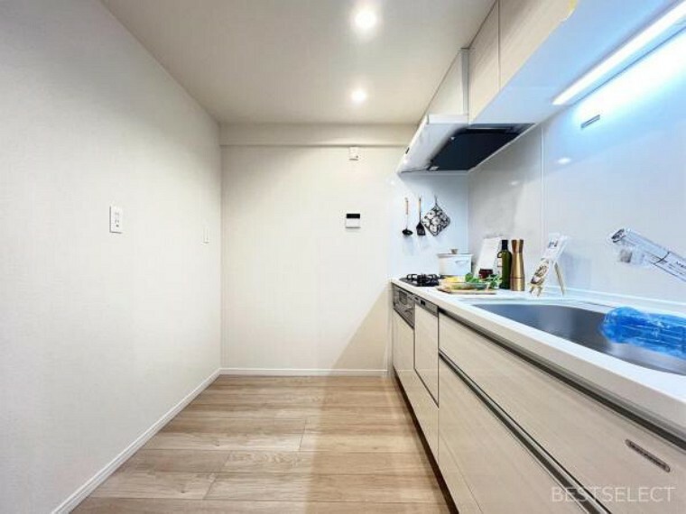 キッチン リビング・ダイニングのスペースを広く活用できる壁付けタイプのキッチン。