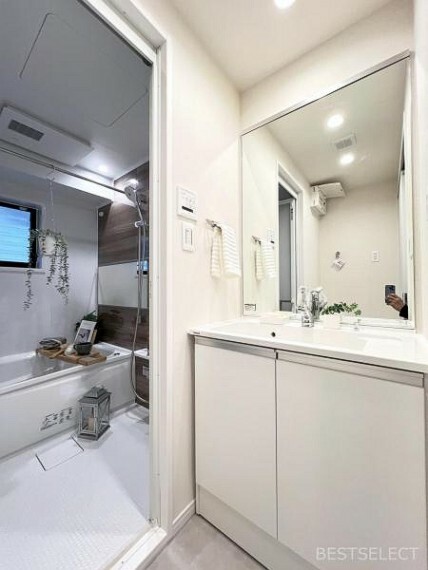 洗面化粧台 玄関近くに配置された洗面室は帰宅後の手洗いにも便利です。