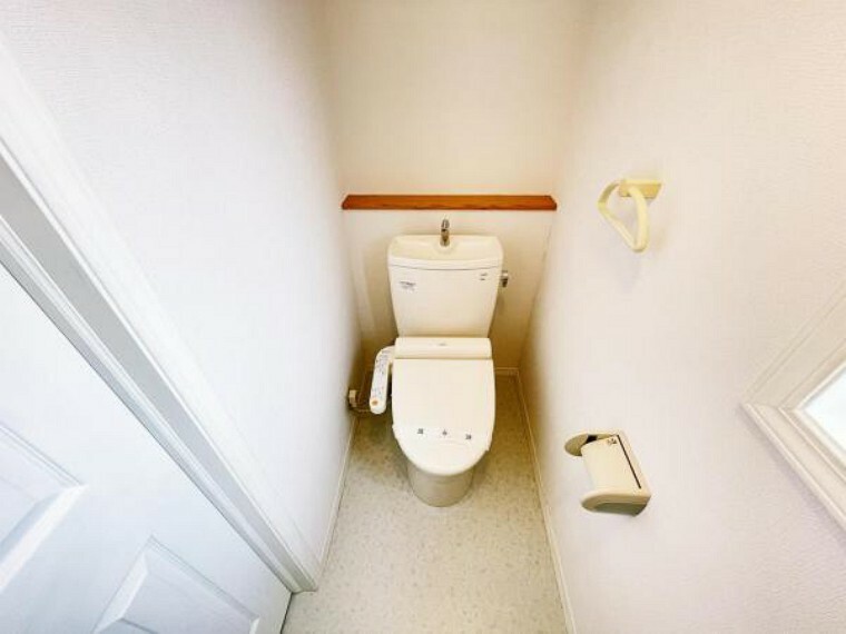 トイレ （トイレ）小窓付きのため、日中は電気を付けなくても明るい清潔感溢れるトイレ空間です！