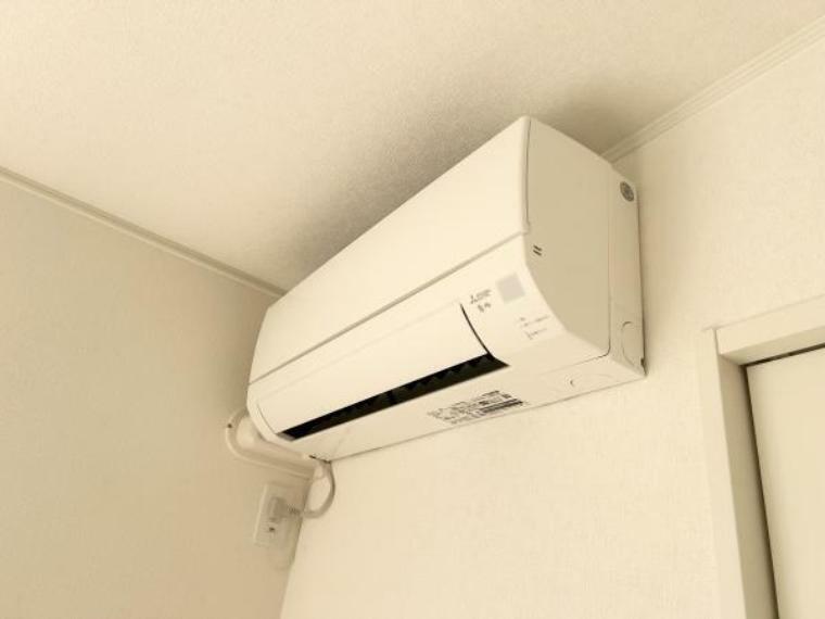 冷暖房・空調設備 【エアコン】リビングにエアコンを配置！室内を快適に保ちます。