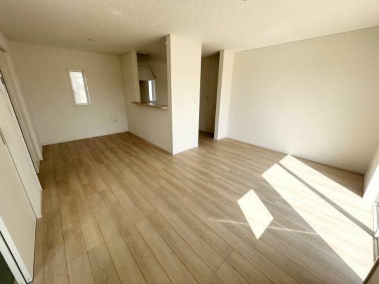 居間・リビング 【リビング】家族の集うLDKは、明るい木目やクロスで部屋をよりひろくゆとりある空間に。