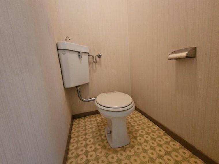 トイレ まだまだ使えます。便座部分のみのリフォームも承ってますのでお気軽にご相談下さい！