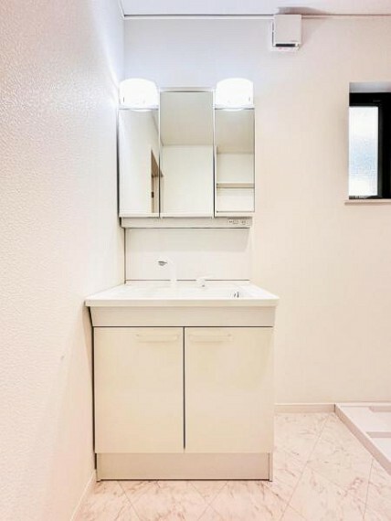 洗面化粧台 【収納豊富な三面鏡化粧台】鏡の裏が収納となっている三面鏡の洗面台。纏まりづらいこのあたりの収納を見えないところにしまうことが出来るのは良いですね。