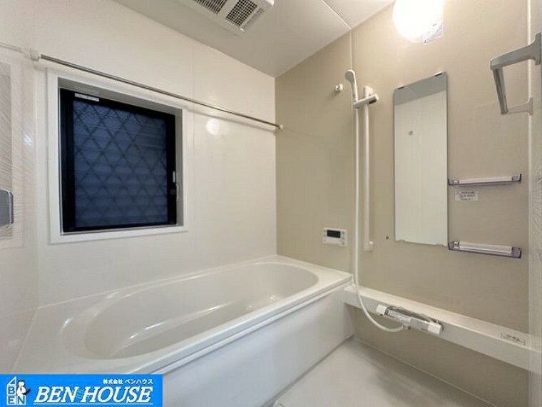 浴室 ・足を伸ばしてゆったりと入れる広々タイプのバスルーム。お子様との団らんの時間にもピッタリな空間です。雨の日のお洗濯に便利な浴室乾燥機完備で家事をサポートします。・是非ご確認ください