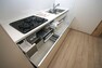 キッチン 空間を有効的にご活用いただける壁付キッチン！引き出し収納で奥まで効率よく収納できます。