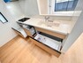 キッチン 食器の出し入れがしやすいスライドオープン式です。収納豊富なシステムキッチンになります。