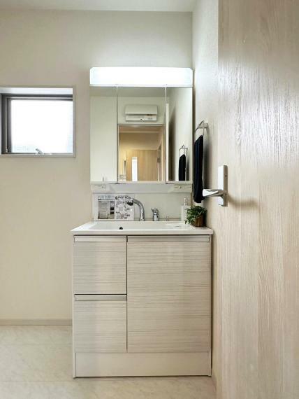 ランドリースペース 大きく見やすい三面鏡で清潔感ある洗面台は、身だしなみチェックや肌のお手入れに最適です。