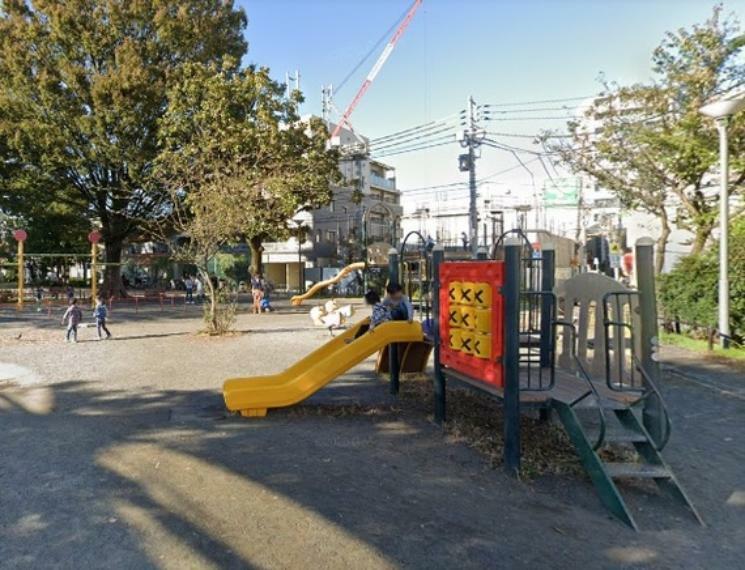 公園 子ども広場にはブランコやスプリング遊具、すべり台などが一体化した複合遊具など、様々な遊具が設置されています。