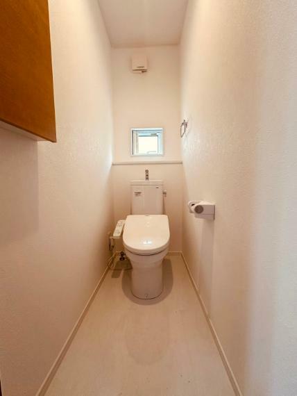 トイレ 【トイレ】2階トイレ。各階にトイレがあり混雑時に便利です