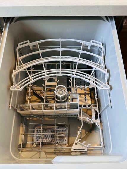 キッチン 【食洗機】キッチンと一体化したビルトイン食洗機付き。シンクや作業スペースから格納しやすく、高温で洗浄するため油汚れもすっきり、除菌にもなります