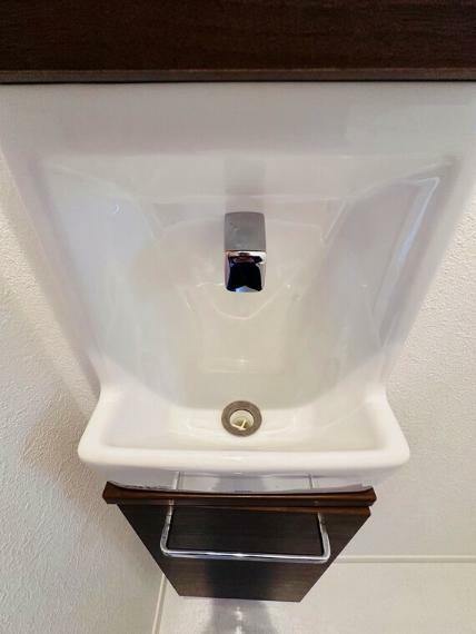 【手洗い洗面】1階トイレ内に手洗い洗面あり。水撥ねしにくく手洗いだけでも利用できます！
