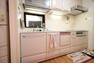 キッチン IH3口コンロのシステムキッチンには人気の食洗機を搭載！ 日々の家事の手間を低減してくれます。
