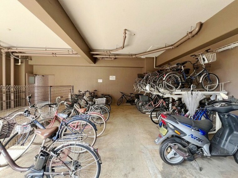 駐輪場 屋根付きの駐輪場がございますので、雨風から大切な自転車を守れるので雨ざらしにするよりも劣化しにくいです。日常使いするものだから使いやすいのがポイントです。