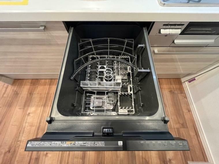 ダイニングキッチン ビルトイン食洗機は作業スペースが広く使え、節約効果もあり、家事の時短にもなります。