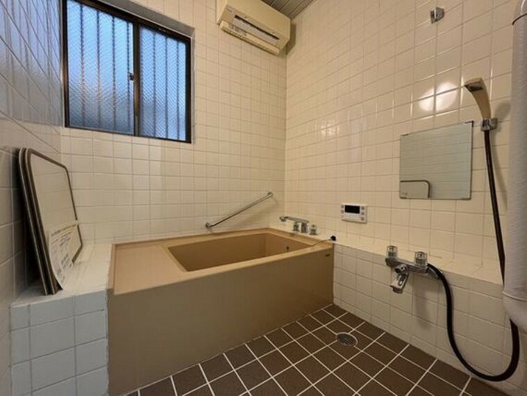 浴室 ゆったりくつろげる窓付きバスルーム。