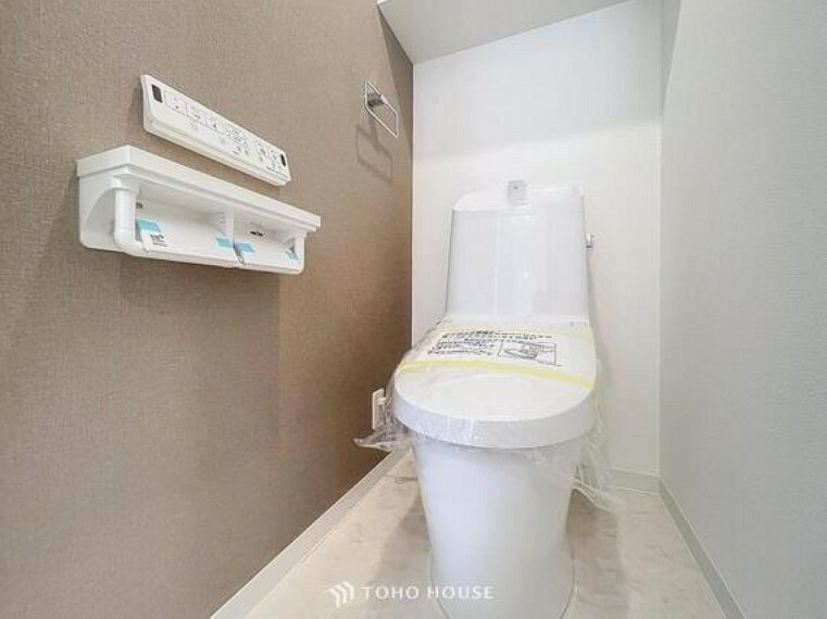 トイレ 「リフォーム済み温水洗浄便座付きトイレ」トイレは快適な温水洗浄便座付です。いつも清潔な空間であって頂けるよう配慮された造りです。