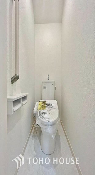 トイレ 「温水洗浄便座付きトイレ」1階と3階に完備されているトイレは快適な温水洗浄便座付です。清潔感のあるホワイトで統一。いつも清潔な空間であって頂けるよう配慮された造りです。