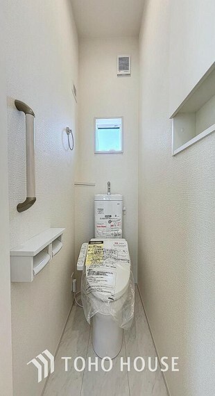 トイレ 「温水洗浄便座付きトイレ」1階と2階に完備されているトイレは快適な温水洗浄便座付です。清潔感のあるホワイトで統一しました。いつも清潔な空間であって頂けるよう配慮された造りです。