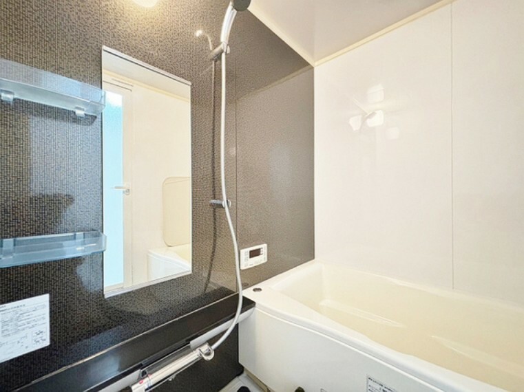 浴室 一日の疲れを癒すバスルームは、心地よいリラックスを叶える清潔感溢れる空間です。