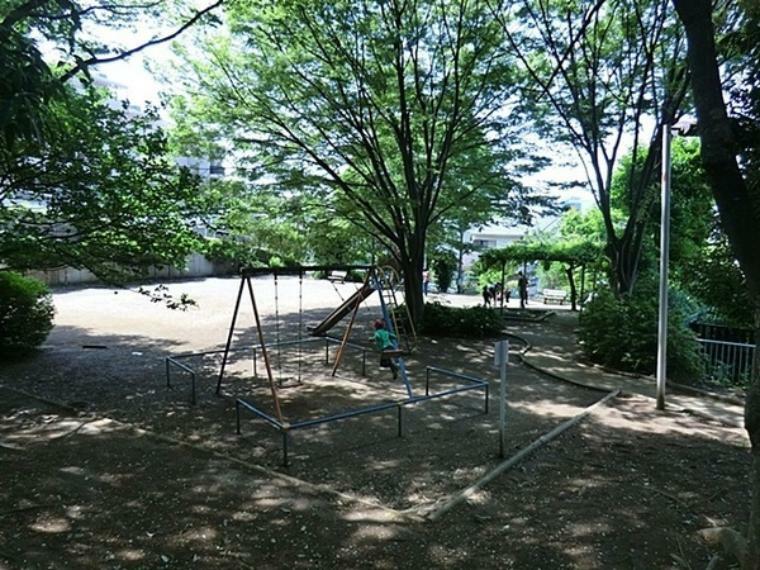 公園 箕輪町諏訪下第二公園 園内にはすべり台とブランコ、砂場といった遊具があり、小さな子どもを遊ばせるのに適している。