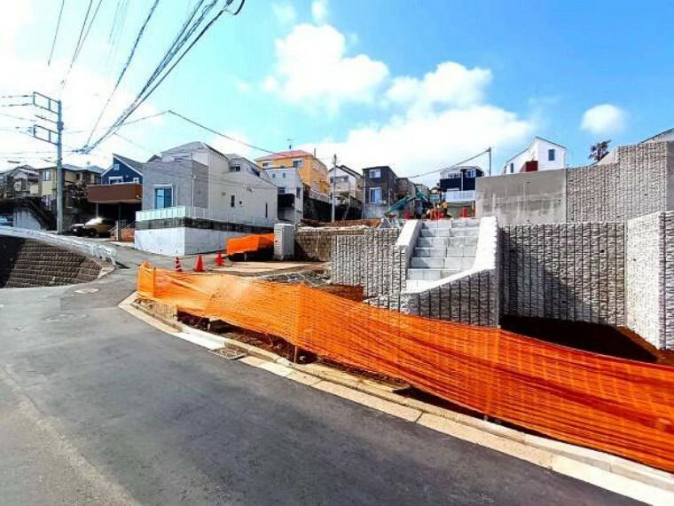 現況写真 車の往来の少ない閑静な住宅地～道路は南東道路と北西道路の4m幅員（セットバック後）になります