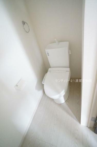 トイレ 2号棟:白を基調とした、清潔感のある水廻りです。（2024年04月撮影）