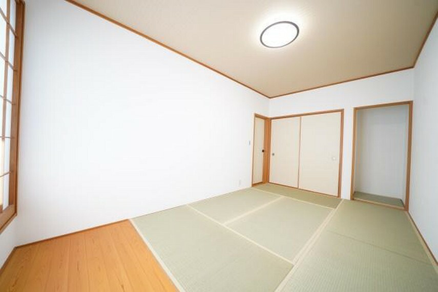 和室 伝統的な和室は、静かな環境で読書や瞑想にぴったり。自然光が満ちる窓と清潔な畳で癒しの時間を提供します。