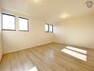 洋室 5.6帖洋室（＋5帖洋室）明るい洋室は日差しが注ぎこんで快適なプライベートスペースになりそうです。 将来的に壁を設ければ2部屋に分けて利用可能です