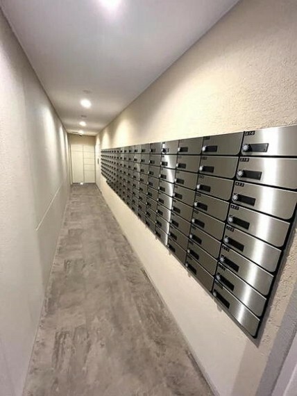 郵便受け メールコーナーに宅配ボックスも設置されています。