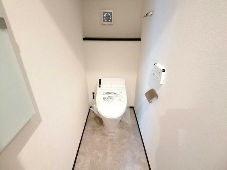 トイレ シンプルな機能を搭載したトイレ。家族みんなが使う場所だからこそ清潔にこだわりたいですね。 ■三鷹市井の頭4　新築一戸建て■
