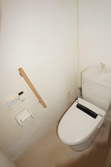 トイレ トイレは安全を配慮し、手すりを設置しています。ウォシュレット機能付き