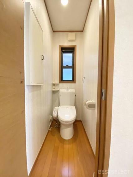 いつも快清・潔な温水洗浄機能付トイレ。空気の入れ替えにも便利な小窓付。