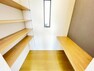 書斎スペース（DEN）はカウンターと可動棚付きで在宅ワークや納戸としてなどお好みにあわせて活用できます〇