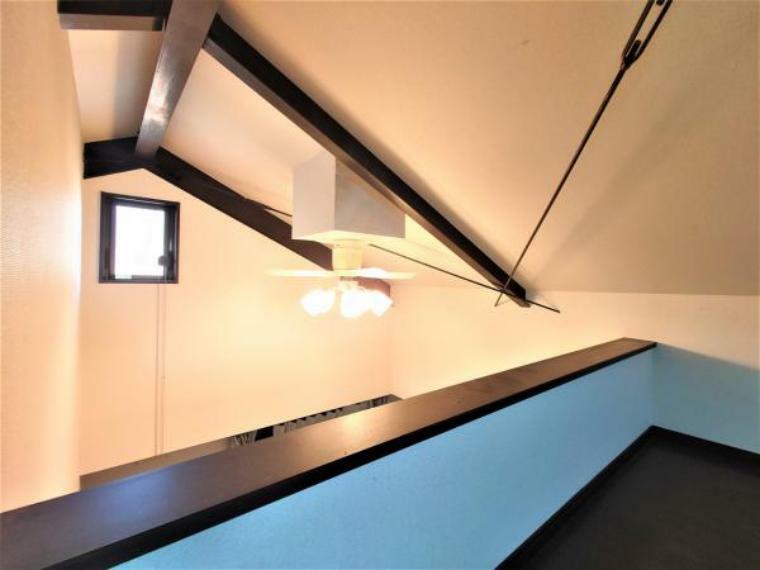 冷暖房・空調設備 10帖洋室のファン付き照明は空間をオシャレに彩ってくれます。