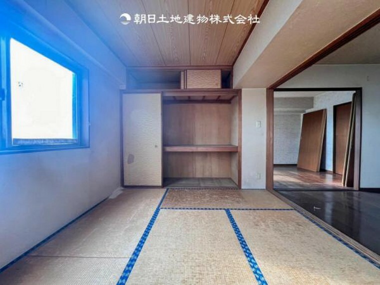 和室 【和室】和室には洋室とはまた違った良さがある。畳の香りに癒され、日本を感じることのできる落ち着きある一部屋です。