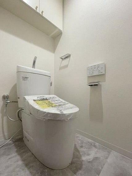 トイレ 【トイレ】快適な温水洗浄便座付きトイレ。トイレットペーパーなどを収納出来る吊戸棚があります。