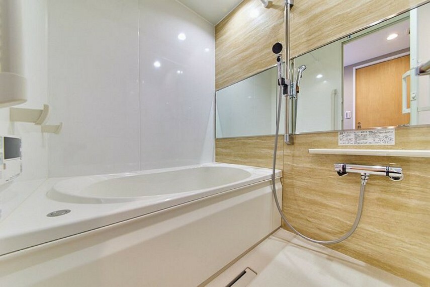【浴室】横長のミラーはバスルームが広々とした印象になりますし、高級感もあります！