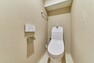 トイレ 【トイレ】快適な温水洗浄便座付トイレ。小物を収納するための上部吊戸棚は必須ですね