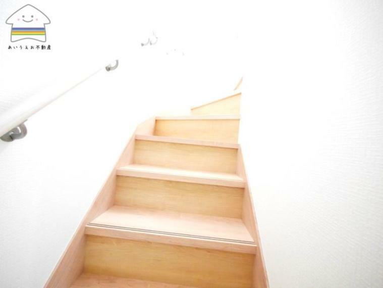 構造・工法・仕様 【手摺付き階段】手摺付きで安全面に考慮した階段です