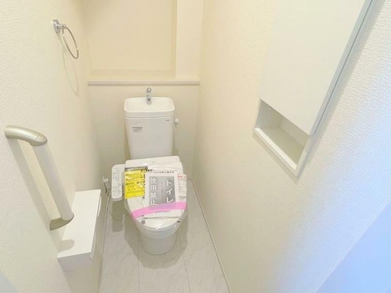 トイレ 安心と快適さを追求した手すり付きトイレ。使い勝手が良く、安全性も考慮された設計で、快適なトイレタイムをお届けします。