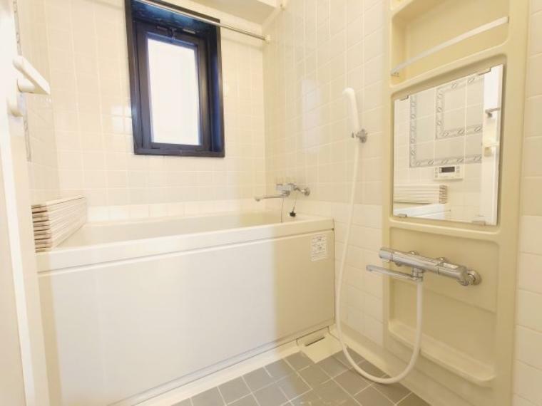 浴室 バスルーム内に窓があり、湿度対策も施されております。