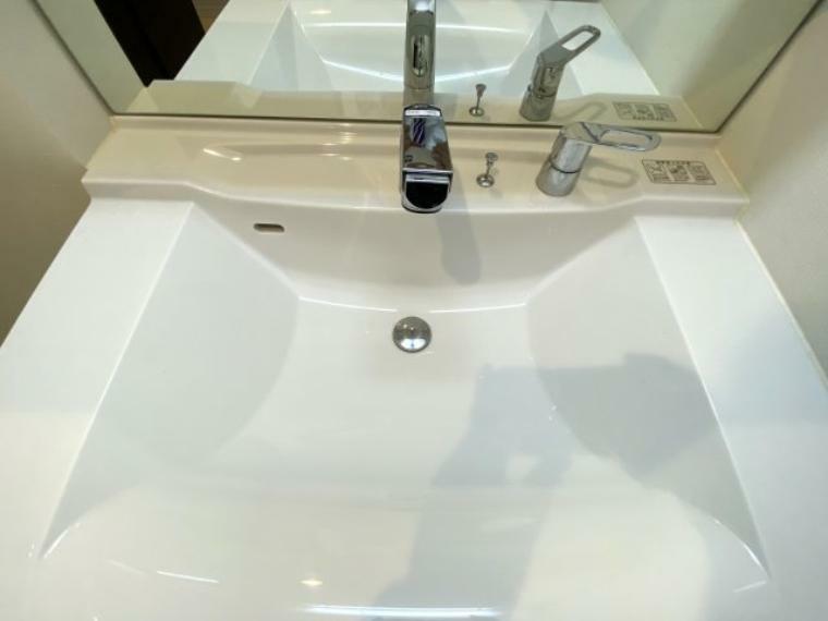洗面化粧台 使いやすいフラット型の独立洗面化粧台となります。シャワー水栓付き