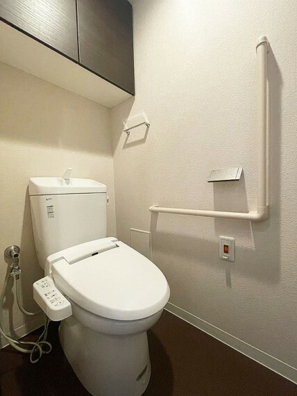トイレ ■ウォシュレット機能付きのトイレは上部吊り棚収納付きです