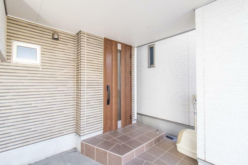 玄関 【玄関】玄関ドアは車庫の奥に設けられていますので、雨の日でも濡れずにお家に入れます！こうした構造は、プライバシーの確保という点でも優れています。