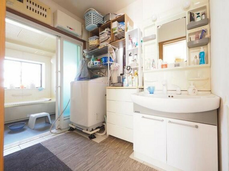 室内（2024年3月）撮影約1.25坪の洗面所エリア。脱衣所が広く収納ラックなどの設置が容易です。