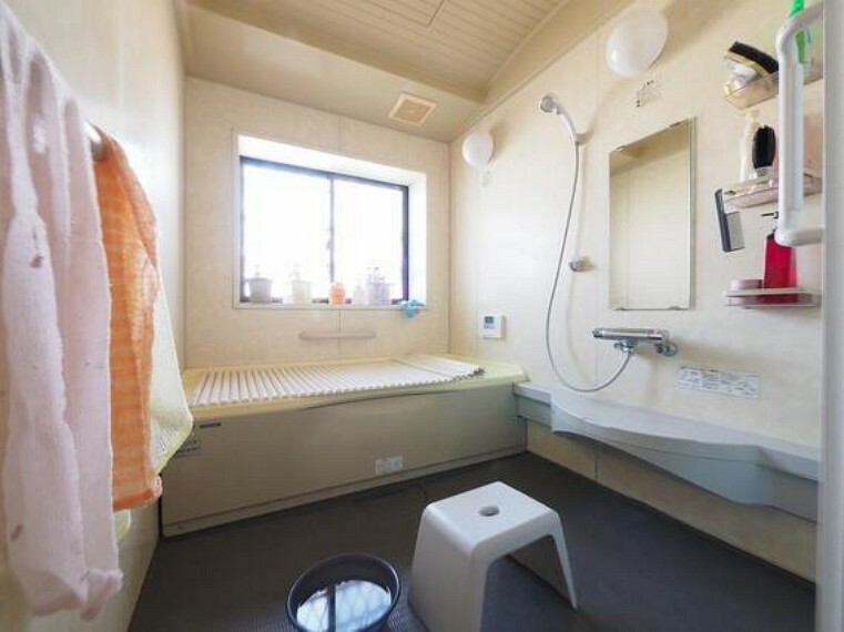 室内（2024年3月）撮影約1.25坪の浴室。洗い場が広く、出窓があり十分に換気できます。