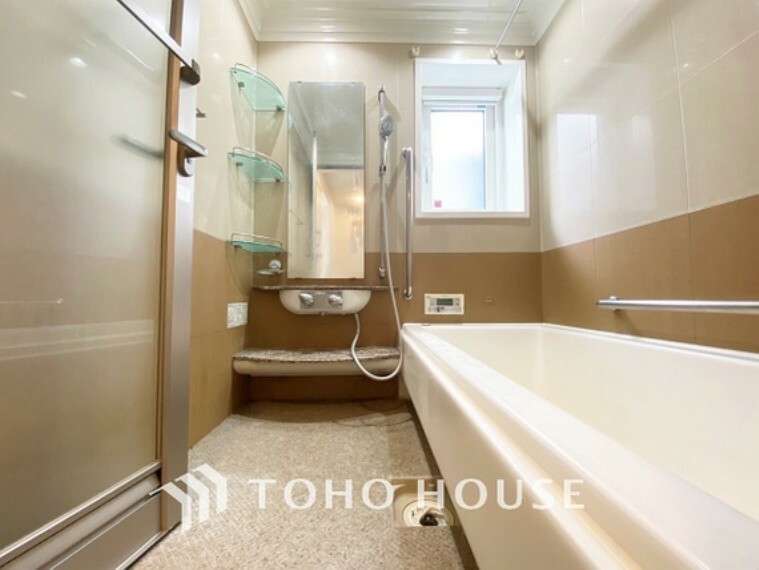 浴室 【Bathroom】風呂奥行きが長く足を延ばしてもラクラクのスペース。体の大きい方でも嬉しいワイドサイズ。また、カビが付きにくく軽くこすれば簡単に落ちるお掃除ラクラク仕様です。