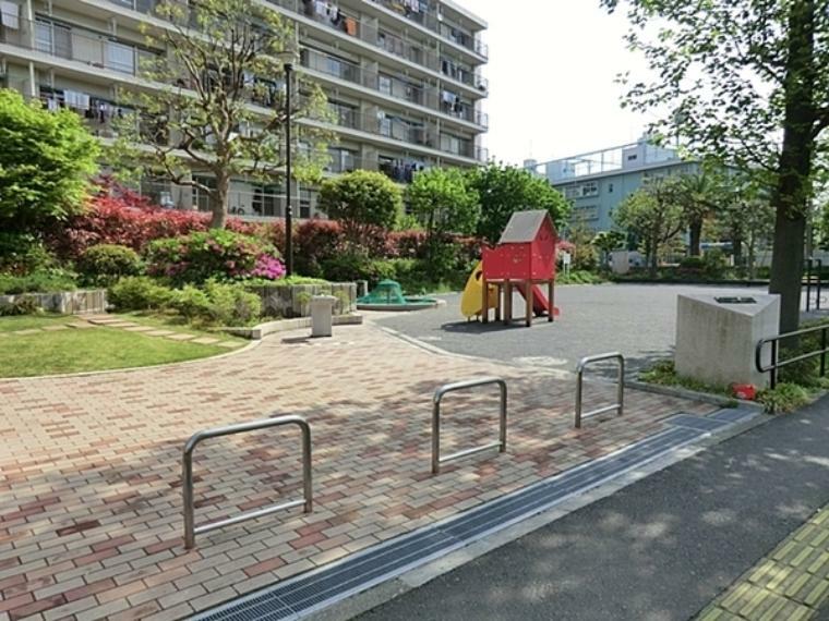 公園 本郷公園 栄区役所前にある小さな公園。遊具は滑り台と、お砂場、広場です。